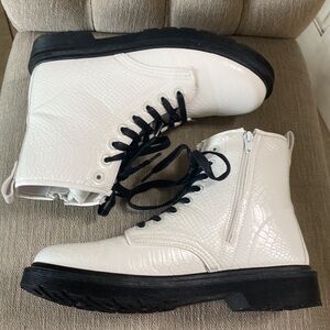 Pierre Dumas Comfort Foam NWOT Gorgeous White/Black Pebbled Combat Boots…